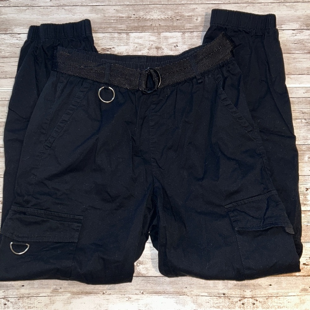 “Refuge” brand, black pull-on cargo pocket joggers w/web d-ring belt -jr size M